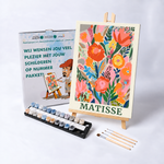 Blumenposter mit Farben und Pinseln