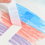 Abklebeband wird zwischen blauen, roten und violetten Farbflächen auf Papier entfernt.