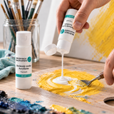 Titanweiße Acrylfarbe von Malen nach Zahlen Experte wird auf einer Palette mit gelber Farbe vermischt
