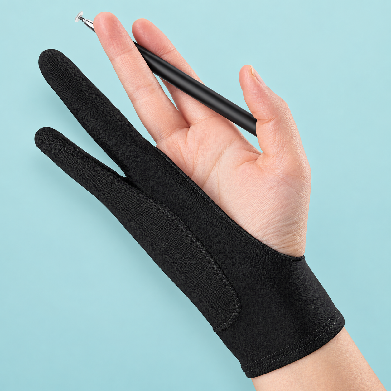 Schwarzer Zweifingerhandschuh an einer Hand mit Zeichenstift
